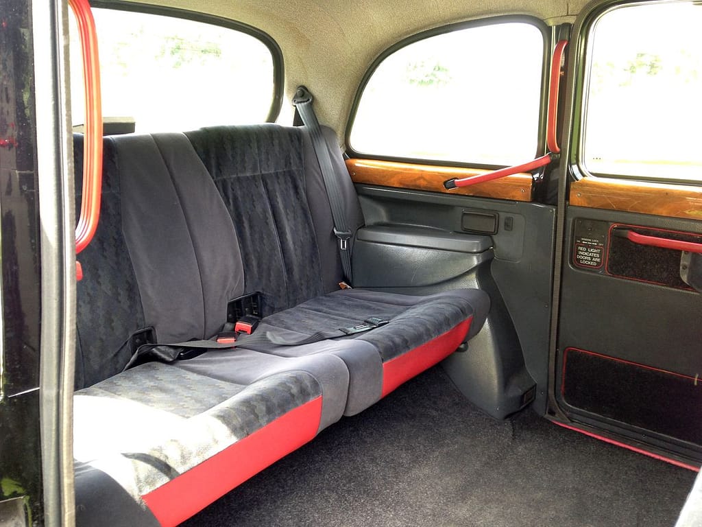 interieur spacieux taxi anglais rose voiture de mariage original