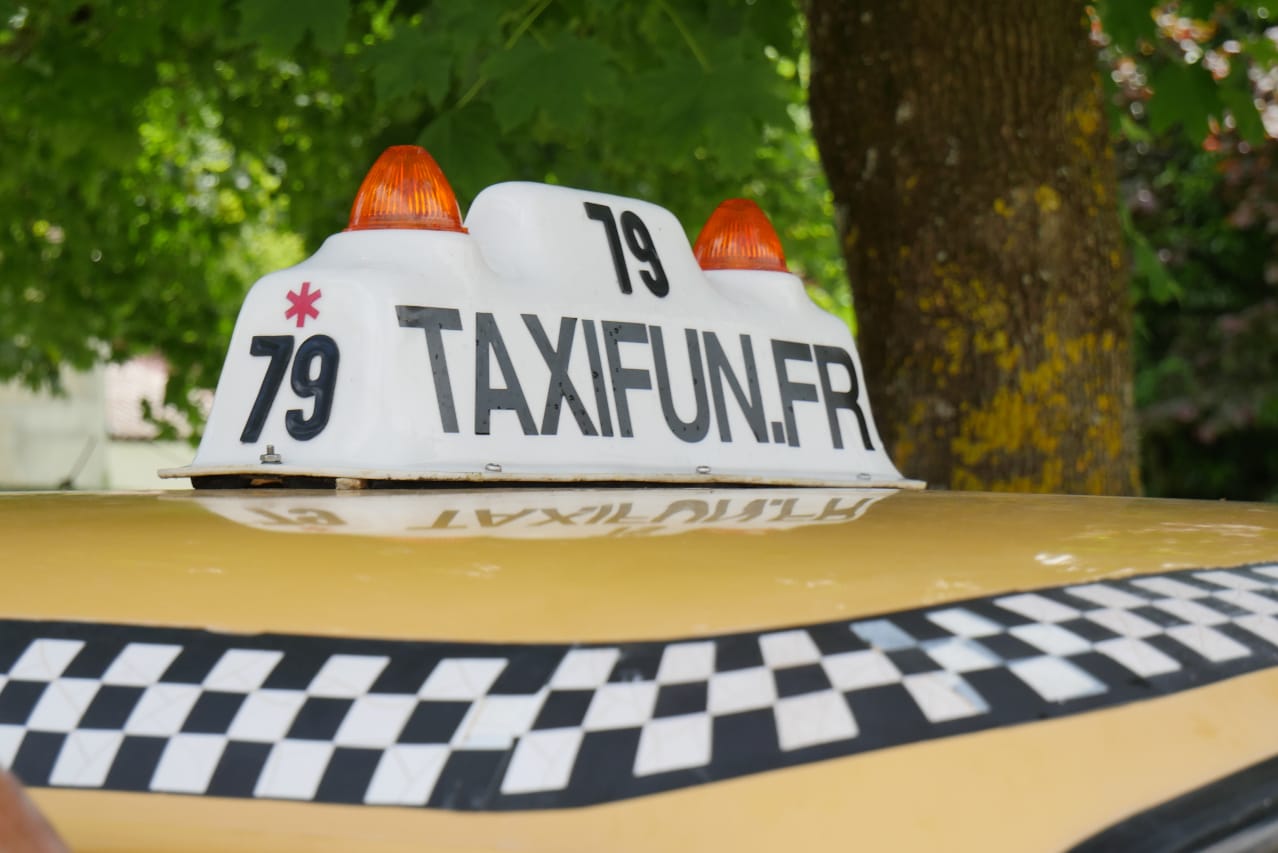 borne lumineuse taxi sur le toit du taxi new-yorkais yellow cab checker marathon avec inscirption taxifun.fr et le chiffre 79 sur la borne