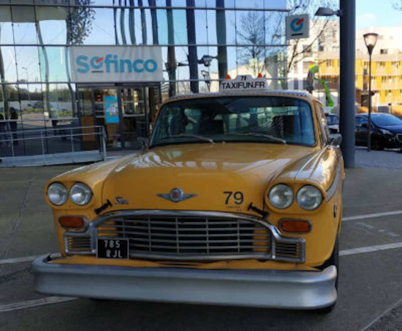 taxi new-yorkais yellow-cab checker marathon devant siège Sofinco Ile de France pour action communication