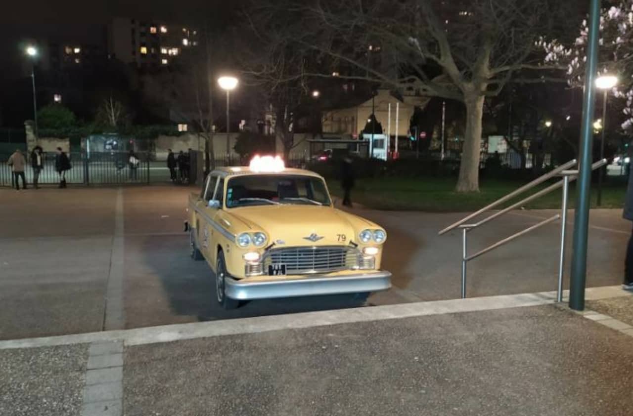 taxi new-yorkais à la salle de la mairie d'argenteuil pour une fête de la jeunesse