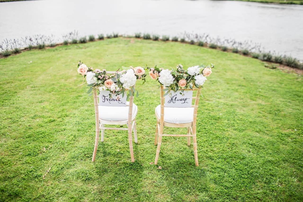 deux chaises de mariés sur herbe inscriptions au dos de la chaise forever et always toujours 