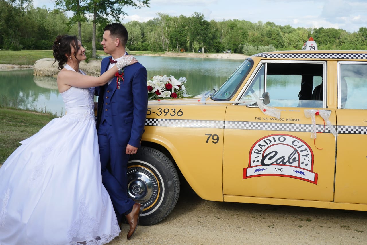 mariés avec taxi new-yorkais yellow cab décoration florale sur capot