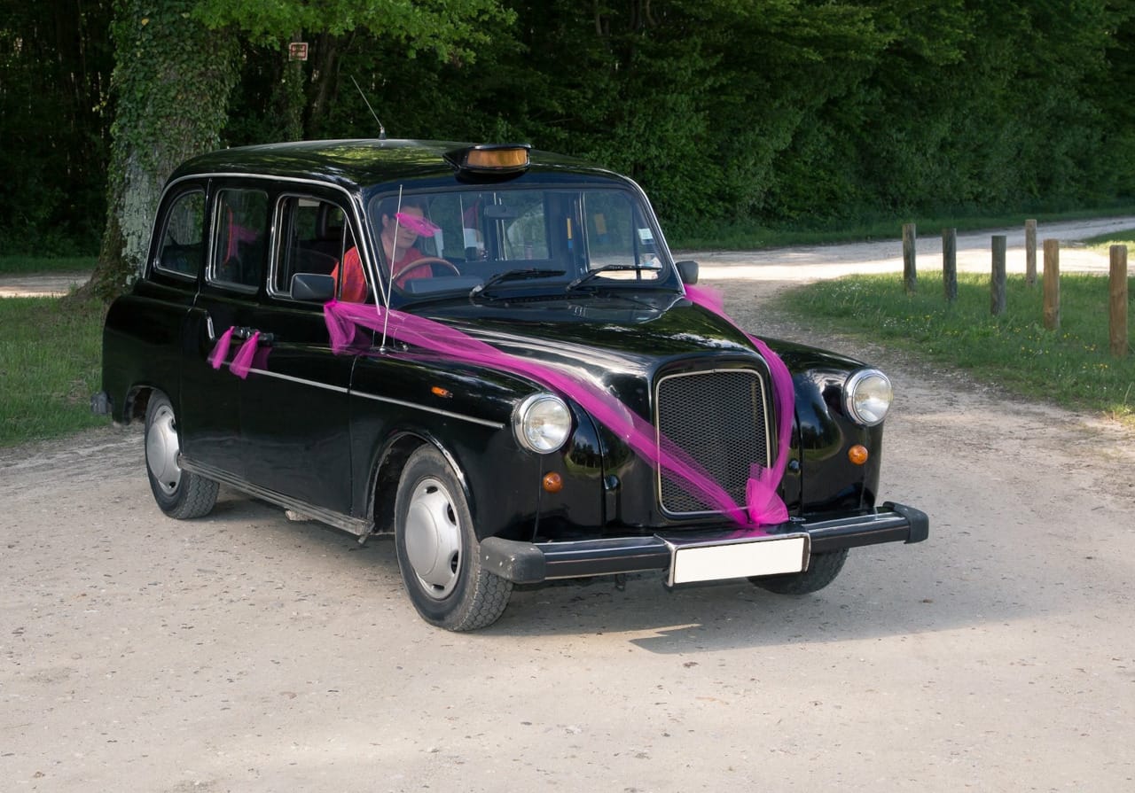 taxi anglais noir avec tulles fuchsia
