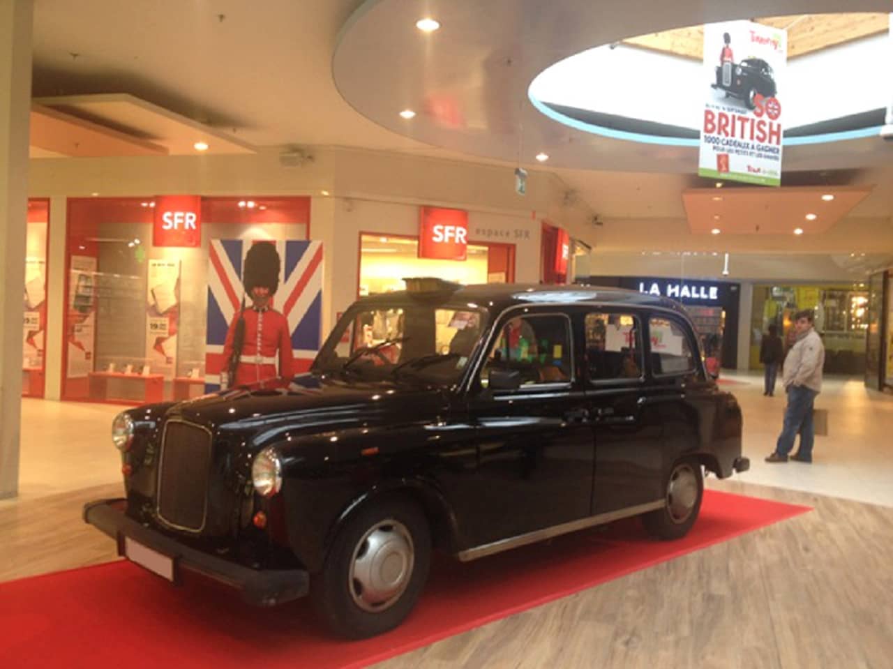 taxi anglais noir classique dans centre commercial sur tapis rouge