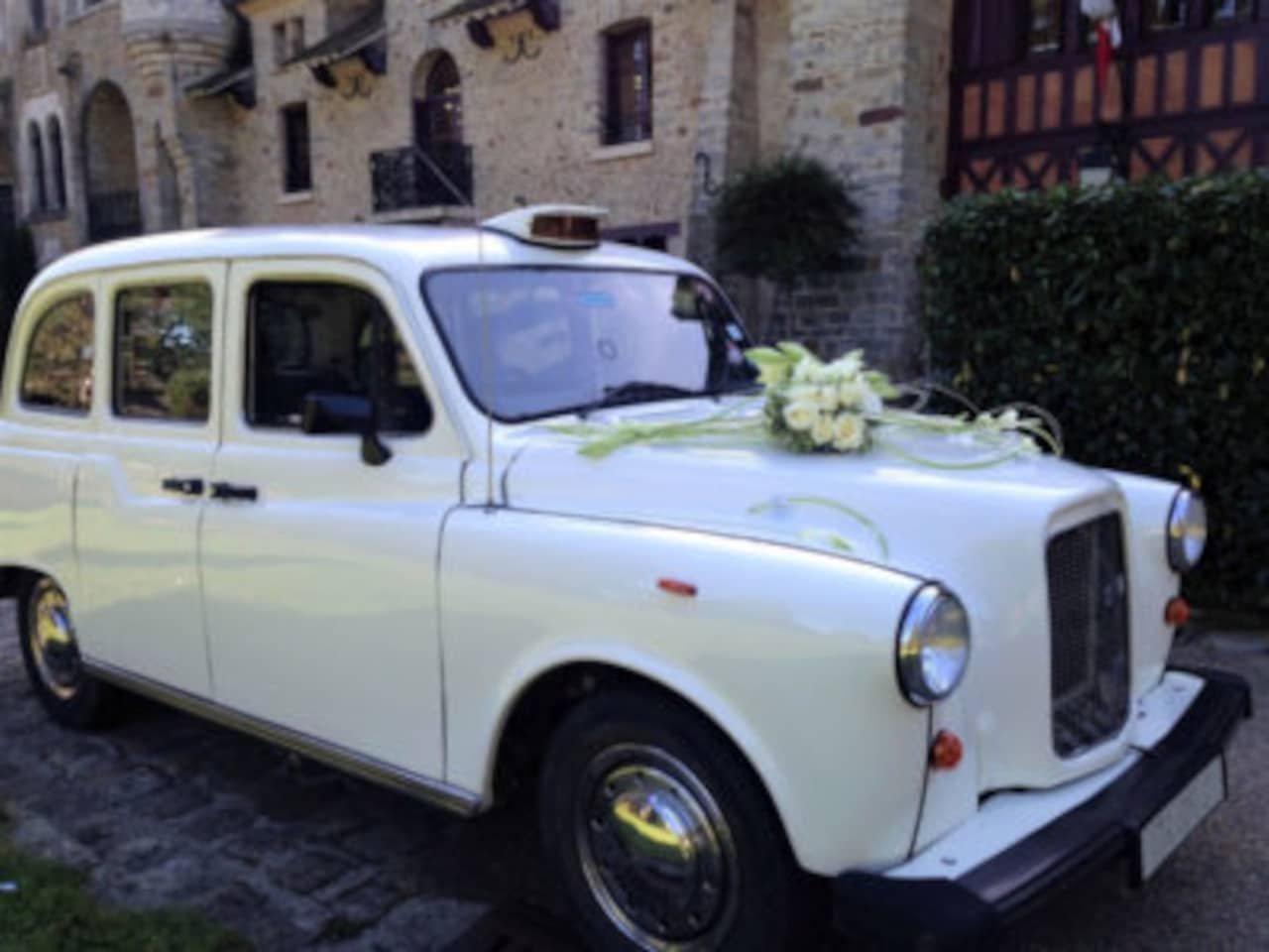 taxi anglais blanc décoration florale voiture de mariage