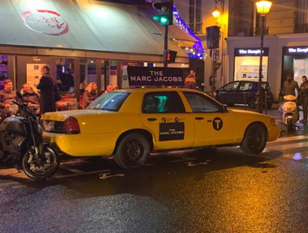 Taxi new-yorkais Yellow Cab Crown Victoria avec signalétique Marc Jacobs