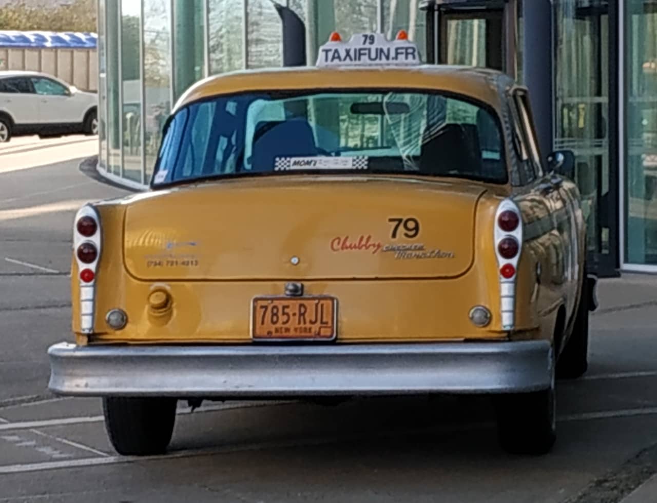 taxi new-yorkais-vue-arriere-devant-entree-immeuble-crédit agricole-massy