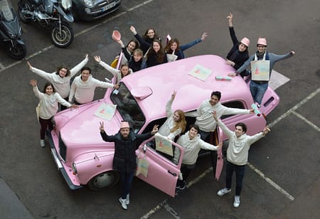 vue d'en haut du taxi anglais rose de TaxiFun avec l'équipe de Gemmyo joaillier de Paris pour action street marketing pendant la Fashionweek