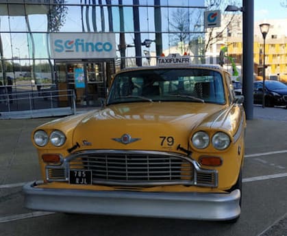 Taxi new-yorkais Yellow Cab exposé devant le siège du Crédit Agricole à Massy, en Ile-de-France, pour une publicité Sofinco.