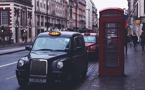 Taxi anglais Black Cab Londres cabine téléphonique rouge