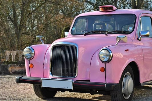 nos cabs à louer rétroviseurs chromés taxi anglais rose unique en France "Pink Lady"