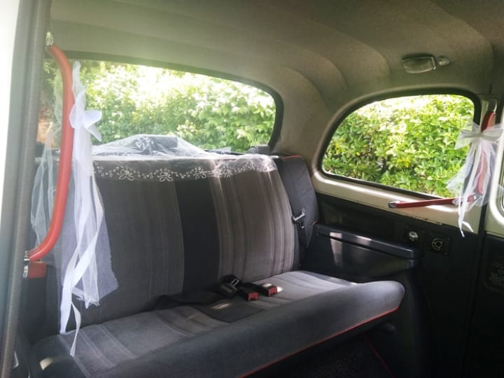 taxi anglais blanc white wedding cab voiture de mariage vec chauffeur décoration pour mariage noeuds de mariage tulles blancs