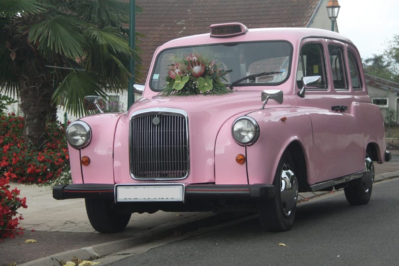 taxi anglais rose voiture mariage original