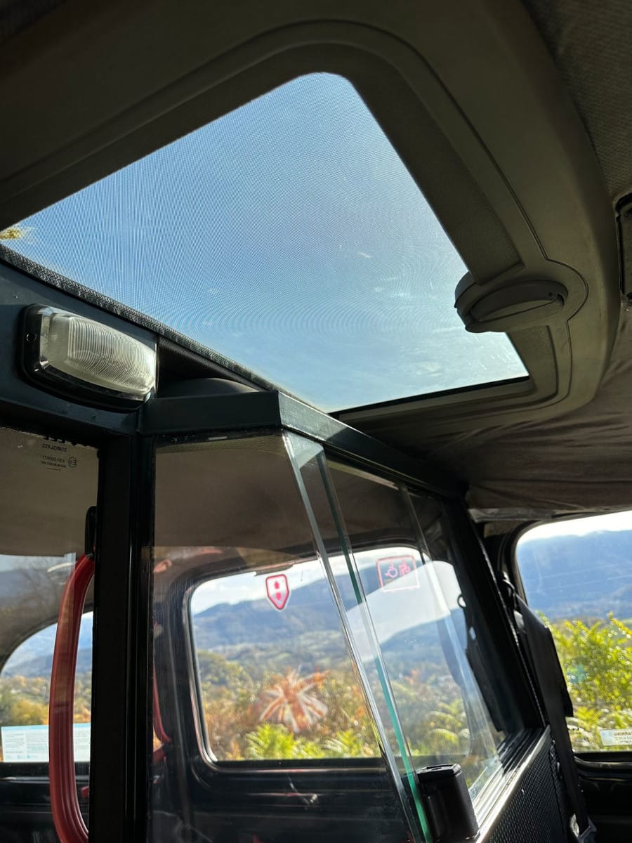 cabine chauffeur taxi anglais vue vers le ciel a travers le toit ouvrant vitre